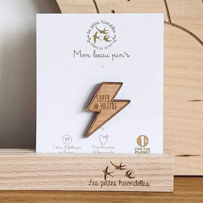 Pin's en bois - Super Maître - LES PETITES HIRONDELLES