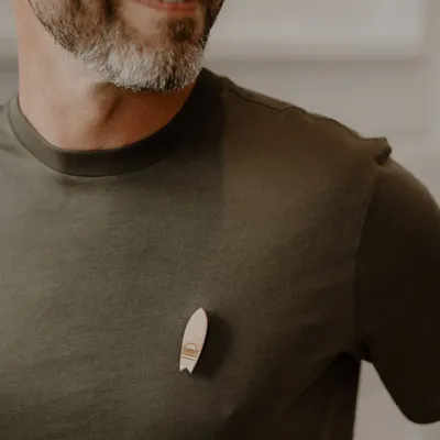 Pin's en bois - Surf - LES PETITES HIRONDELLES