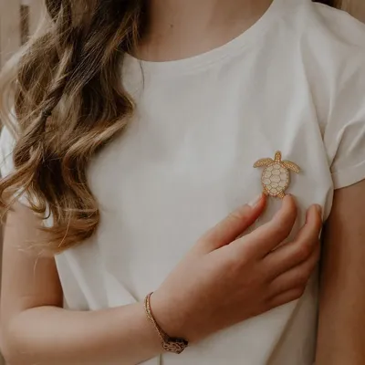 Pin's en bois - Tortue - LES PETITES HIRONDELLES
