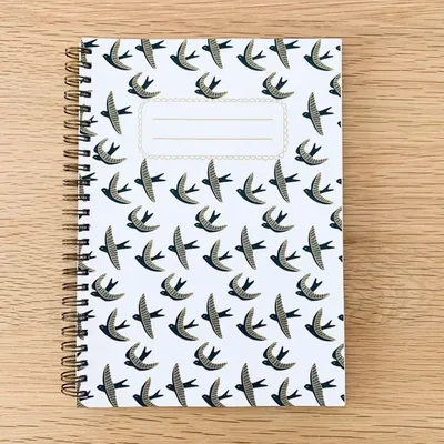 Papeterie bureau - Carnet en papier A5 - Spirales et lignes - Les hirondelles en vol - Ciel blanc - LES PETITES HIRONDELLES