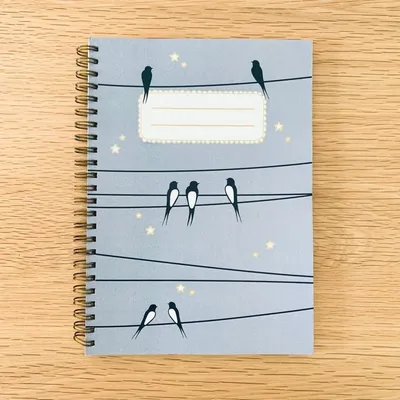 Papeterie bureau - Carnet en papier A5 - Spirales et lignes - Les hirondelles sur le fil - Ciel bleu - LES PETITES HIRONDELLES