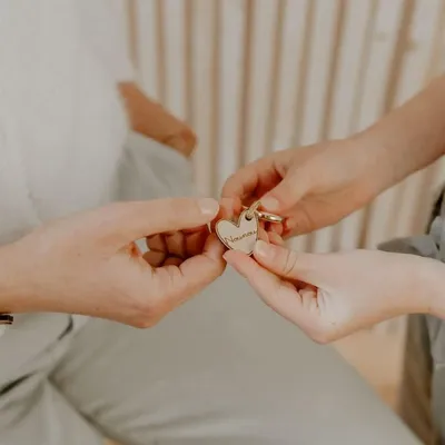 Cadeaux - porte-cles-en-bois-coeur-nounou - LES PETITES HIRONDELLES