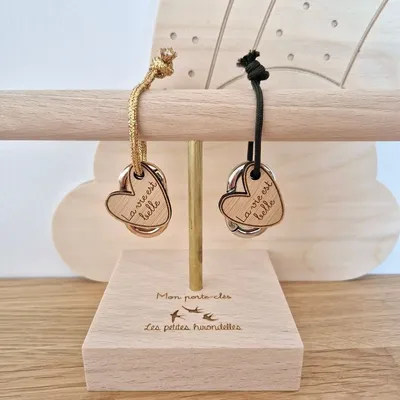 Cadeaux - porte-cles-en-bois-la-vie-est-belle - LES PETITES HIRONDELLES