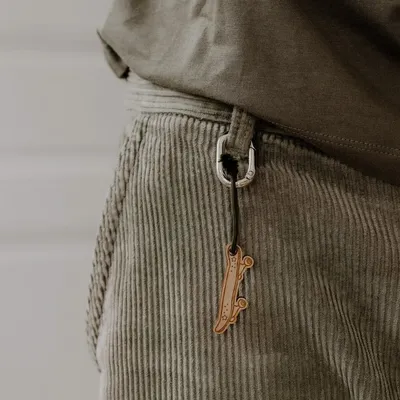 Cadeaux - porte-cles-en-bois-skate - LES PETITES HIRONDELLES