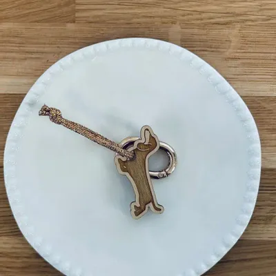 Cadeaux - porte-cles-en-bois-teckel - LES PETITES HIRONDELLES