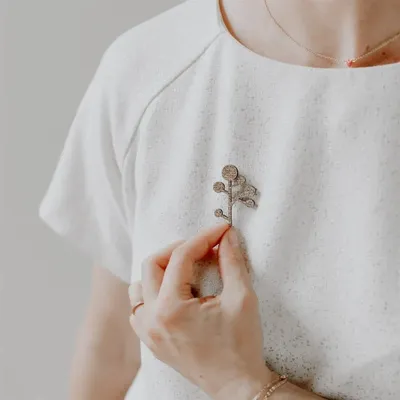Broches - pin-s-feutrine-pailletee-branche-de-gui - LES PETITES HIRONDELLES