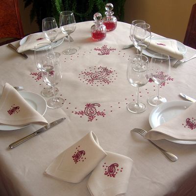 Assiettes de réception - NAPPES - TABLECLOTHS. - LINHO DO CASTELO - LIN DE CHATEAU