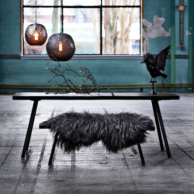 Objets de décoration - Table en chêne noir, banc en chêne noir, peau de mouton à poil long - SIROCCOLIVING APS