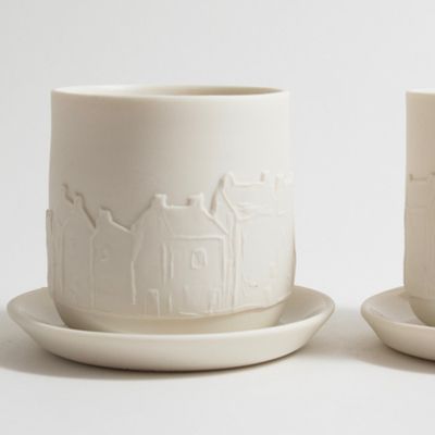 Tasses et mugs - Tasse avec decor de maisons en relief, et soucoupe - BÉRANGÈRE CÉRAMIQUES