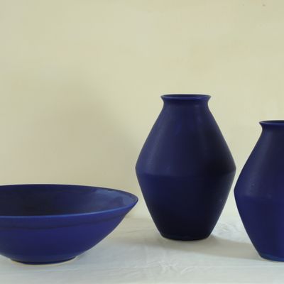 Céramique - Vases en grès (30-35 cm) et grande coupe (42 cm), émail bleu de cobalt - CHRISTIANE PERROCHON