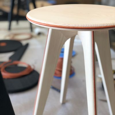Assises pour bureau - Tabouret ou table d'appoint ASSY - Frêne blanchi et cuir orangé - MADEMOISELLE JO