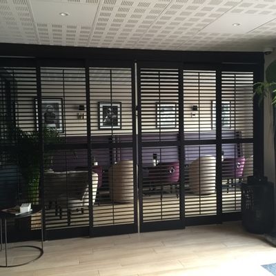 Ensembles muraux - JASNO SHUTTERS - volet intérieur à persiennes orientables en séparation de pièce et division d'espace - JASNO