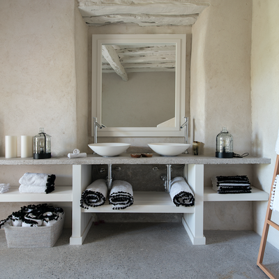 Homewear textile - Linge de bain en coton blanc avec pompons noirs. - MIA ZIA