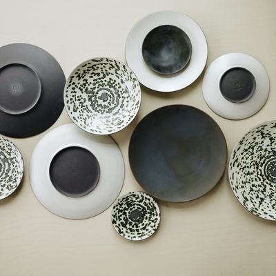 Assiettes au quotidien - Assiette coupe Rainforest verte métallisée en céramique noire - REVOL