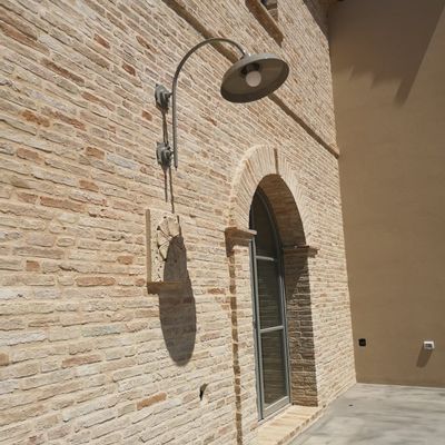 Appliques extérieures - Grande applique murale 777 en laiton industriel pour entrée principale ou mur  - ANDROMEDA LIGHTING