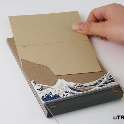 Papeterie bureau - SCENERY Under the Wave off Kanagawa, de la série Trente-six Views of Mount Fuji - OMOSHIROI BLOCK