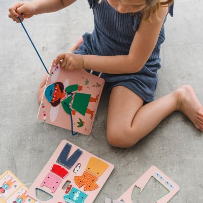 Jeux enfants - Jeu de laçage: Comment je m’habille? - APUNT BARCELONA