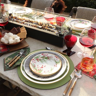 Everyday plates - Acrylic Plate Charger in Clear with Gold Rim - 1 Each - CASPARI