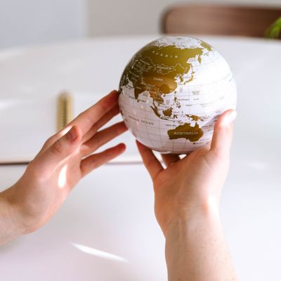 Cadeaux - White and Gold map - MOVA EUROPE