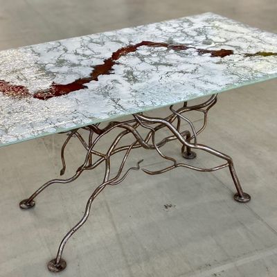 Unique pieces - Dining table with root legs, glass top, fusing room. - RECYCLAGE DESIGN RÉANIMATEUR D'OBJETS R & D