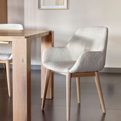 Chairs for hospitalities & contracts - Konna chair in white fleece with solid ash wood legs in a natural finish - KAVE HOME