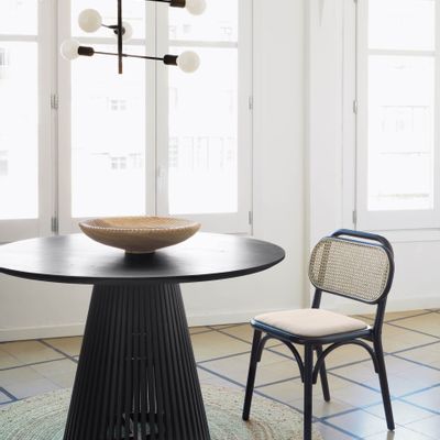 Dining Tables - Table ronde Jeanette en bois massif de Mindy noir Ø 90 cm - KAVE HOME