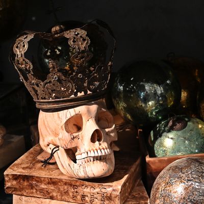 Other wall decoration - Memento Mori with a Crown - ATELIERS DAVOY