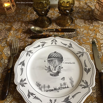 Assiettes de réception - Assiette Feston avec décoration peint à la main Montgolfière. - BOURG-JOLY MALICORNE