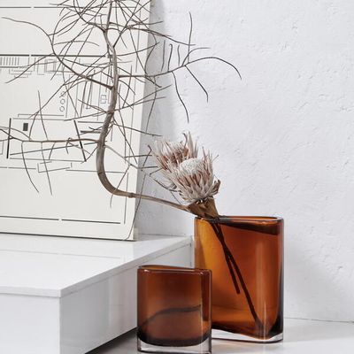 Objets de décoration - vase en verre, tube asymétrique et adorée par fleuristes, série : BADEN - ELEMENT ACCESSORIES