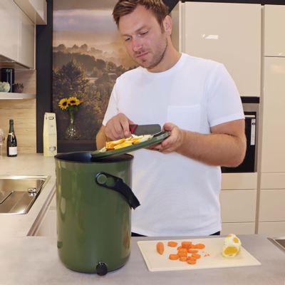 Pièces uniques - Composteur de cuisine - BOKASHI ORGANKO 2 (olive) en plastique recyclé - PLASTIKA SKAZA - EXCEEDING EXPECTATIONS
