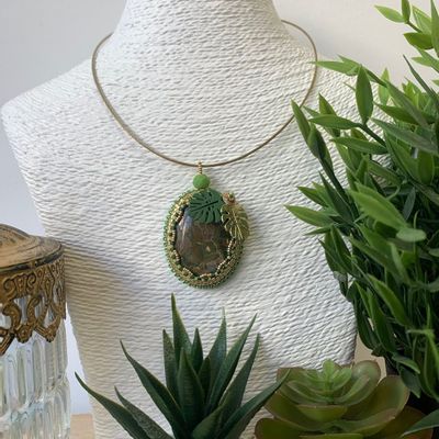 Bijoux - Pendentif en jaspe vert, perlé - ANNA KRONIQ