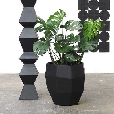 Floral decoration - PRISME octagonal faceted natural slate planter, H53, diam. 58 cm indoor/outdoor - LE TRÈFLE BLEU