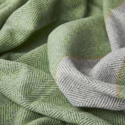 Decorative objects - Couverture en laine mérinos Lime Scadán à chevrons - CUSHENDALE