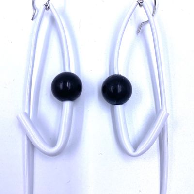 Gifts - White black P earring - SAMUEL CORAUX