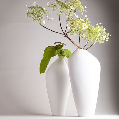 Vases - LINDA porcelain vase, Bone China, white, elegant, modern, handmade - KLATT OBJECTS