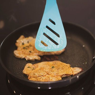 Kitchen utensils - Spatule et tourneur en silicone perforé — Kochblume - COOKJENY