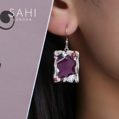 Bijoux - BOUCLES D'OREILLES PENDANTES METAVERSE EN ÉMAIL EN FORME DE CŒUR SAHI - SAHI LONDON