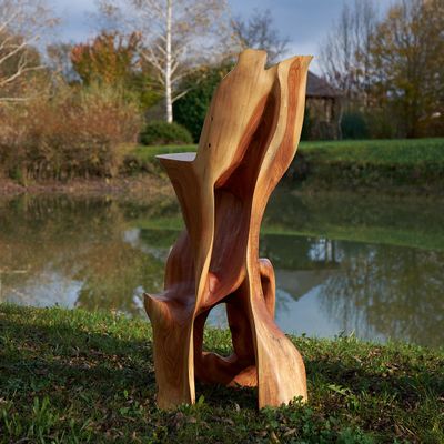 Chaises de jardin - Makha, chaise de bar, sculpture fonctionnelle sculptée dans une seule pièce de bois - LOGNITURE
