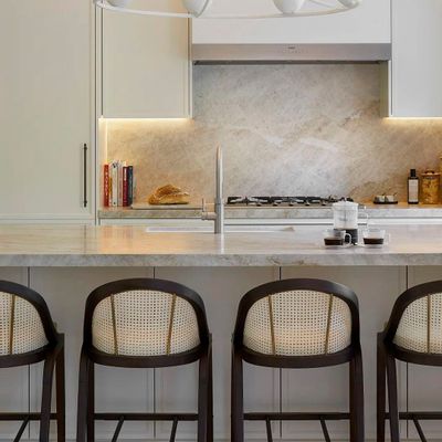 Tabourets pour collectivités - Wormley Tabouret de Bar en Bois de Sikomoro Foncé et Détails en Laiton Brossé - DUISTT