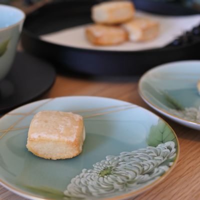 Accessoires thé et café - Chrysanthème céladon, soucoupe/assiette de service - YUKO KIKUCHI