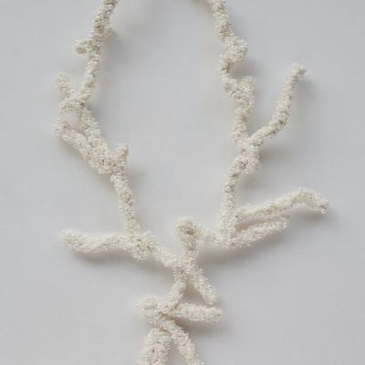 Bijoux - Collier Rosa en faux corail blanchi - AUDREY ALBASON