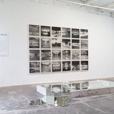 Photos d'art - Panneau de 24 tirages photo architecturaux en noir et blanc, de la série 'Somewhere to Swim', format 50x50 cm, encadrés dans une bordure blanche. - ANNA DOBROVOLSKAYA-MINTS