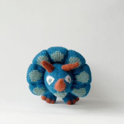 Objets design - TRINI : Peluche tricotée en alpaga de la collection DINOS. Normes CE - SOL DE MAYO