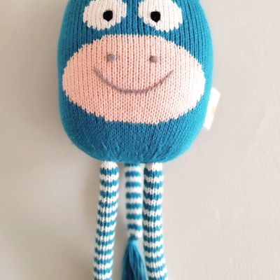 Jouets enfants - MUKA. Peluche tricotée. Collection Funny Farmers. CE standards - SOL DE MAYO