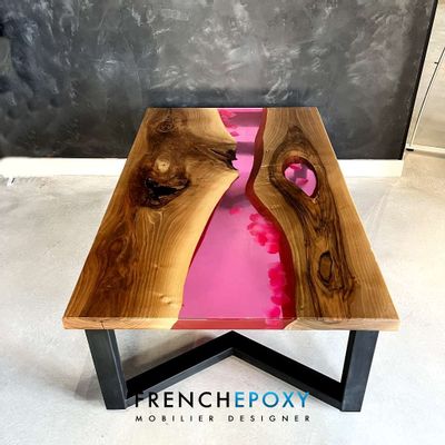 Design objects - Table basse en Noyer avec des pétales roses - FRENCH EPOXY