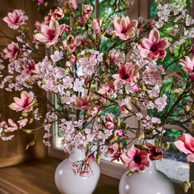 Décorations florales - Mangolias et fleurs artificielles, en parfait équilibre. - SILK-KA BV