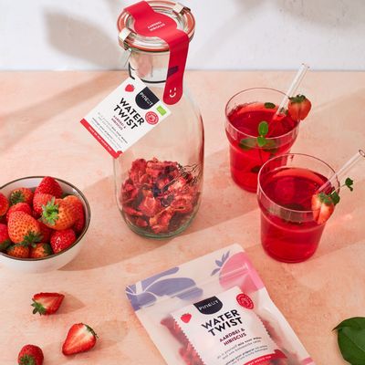 Carafes - WaterTwist Carafe Strawberry Hibiscus - PINEUT