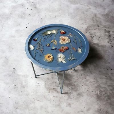 Décorations florales - Table basse en métal en résine bleue avec fleurs naturelles - SI DECO