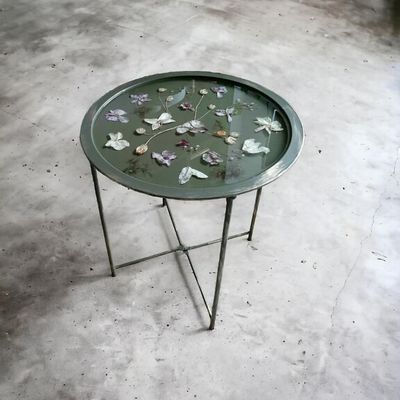 Décorations florales - Table basse en métal en résine verte avec orchidées naturelles - SI DECO