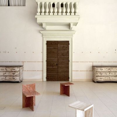 Tabourets - Thebes - Tabouret en Rosso Verona- Designed by McGannon Saad - PISTORE MARMI
